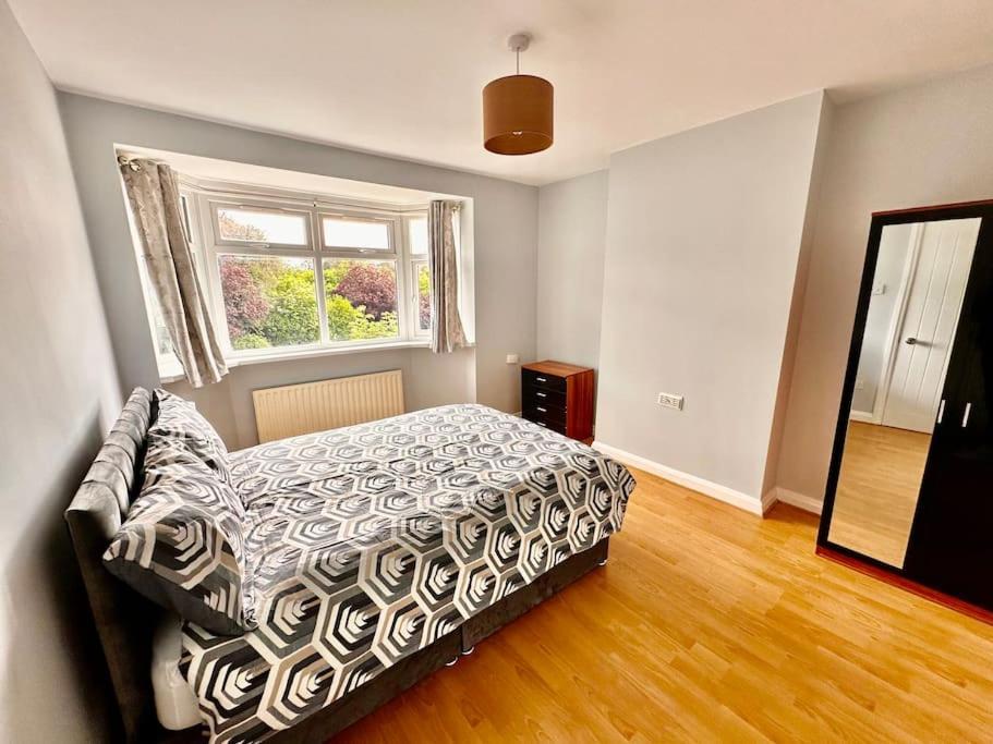 5 Bed In Se12 * London