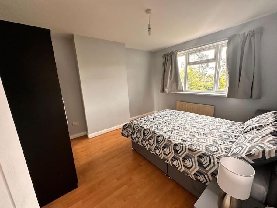 Apartment 5 Bed In Se12 London