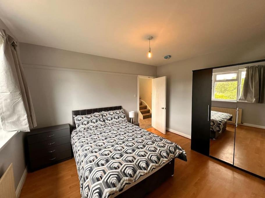 Apartment 5 Bed In Se12 London