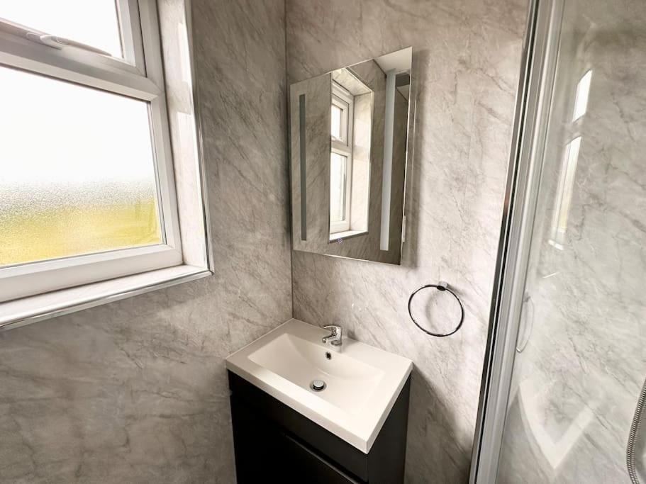 5 Bed In Se12 Apartment *