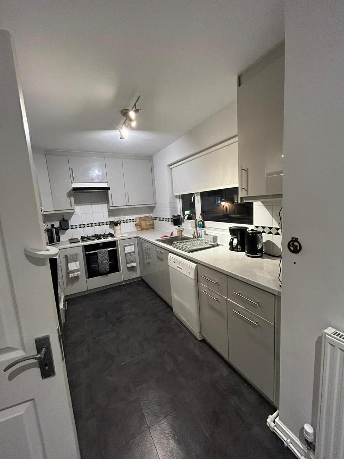 Woodsford Sq - Private Parking * Londres