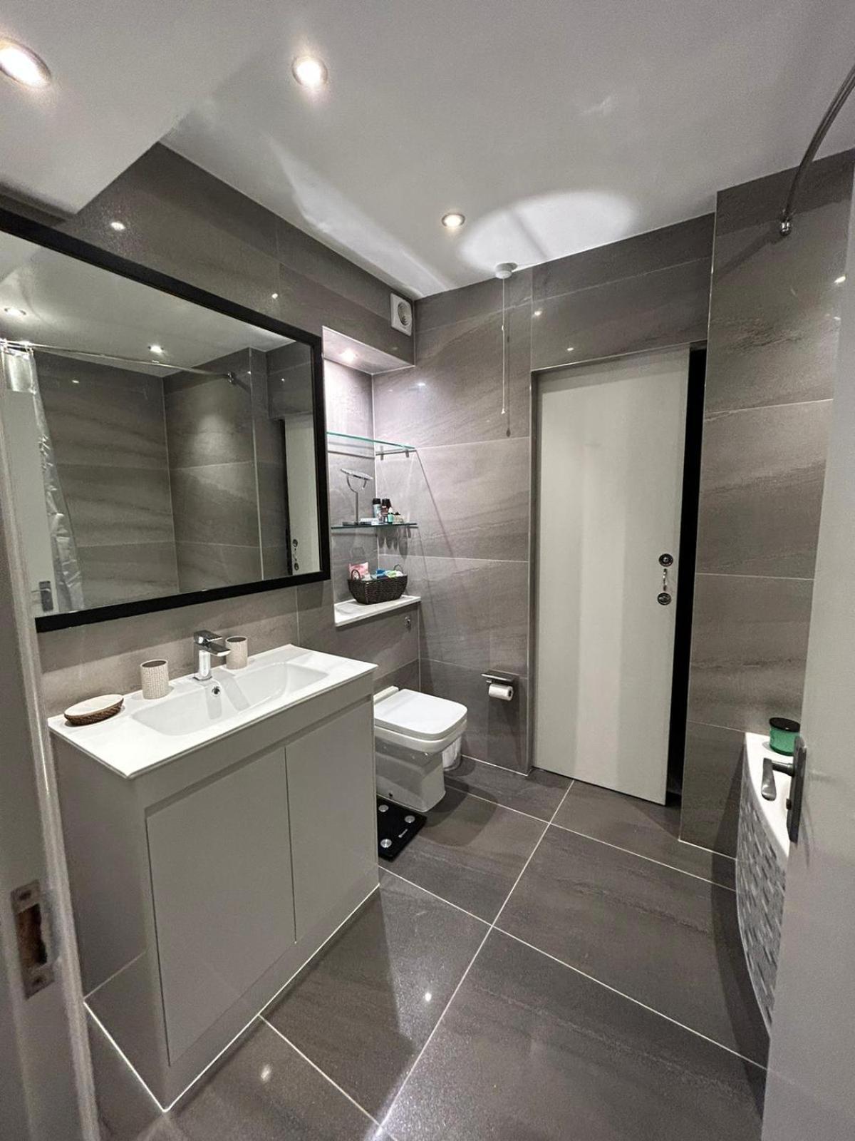 Woodsford Sq - Private Parking Londres