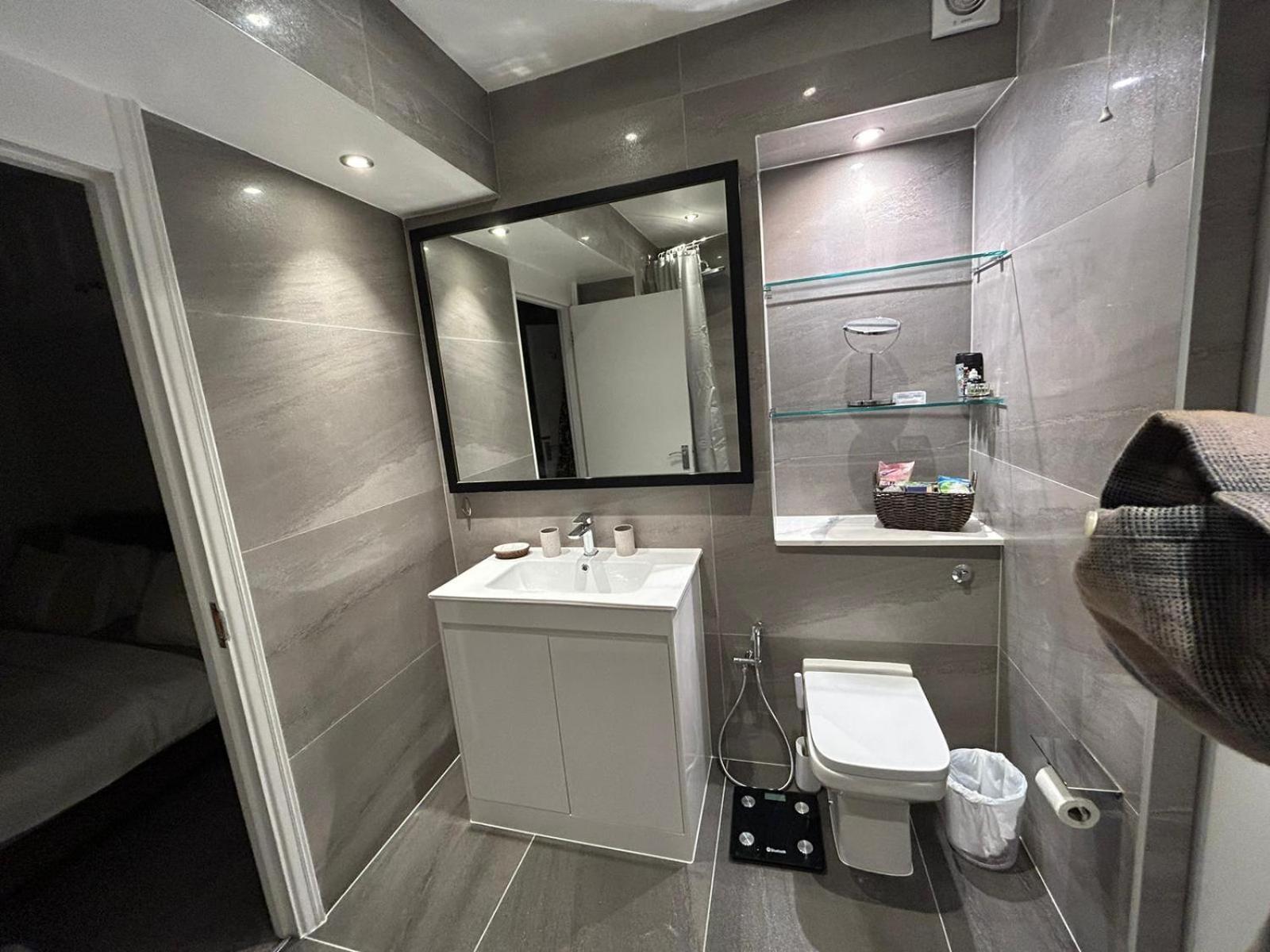 Woodsford Sq - Private Parking Apartamento Londres