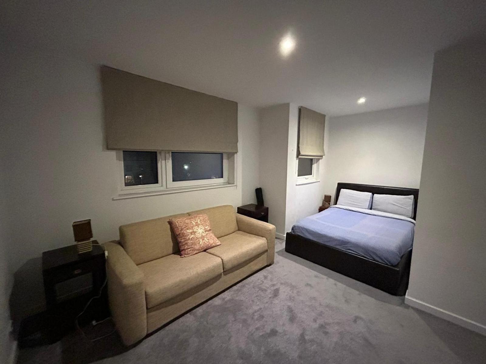 Woodsford Sq - Private Parking Apartamento Londres