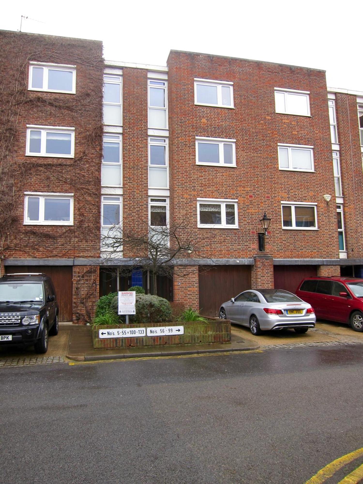 Woodsford Sq - Private Parking Londres