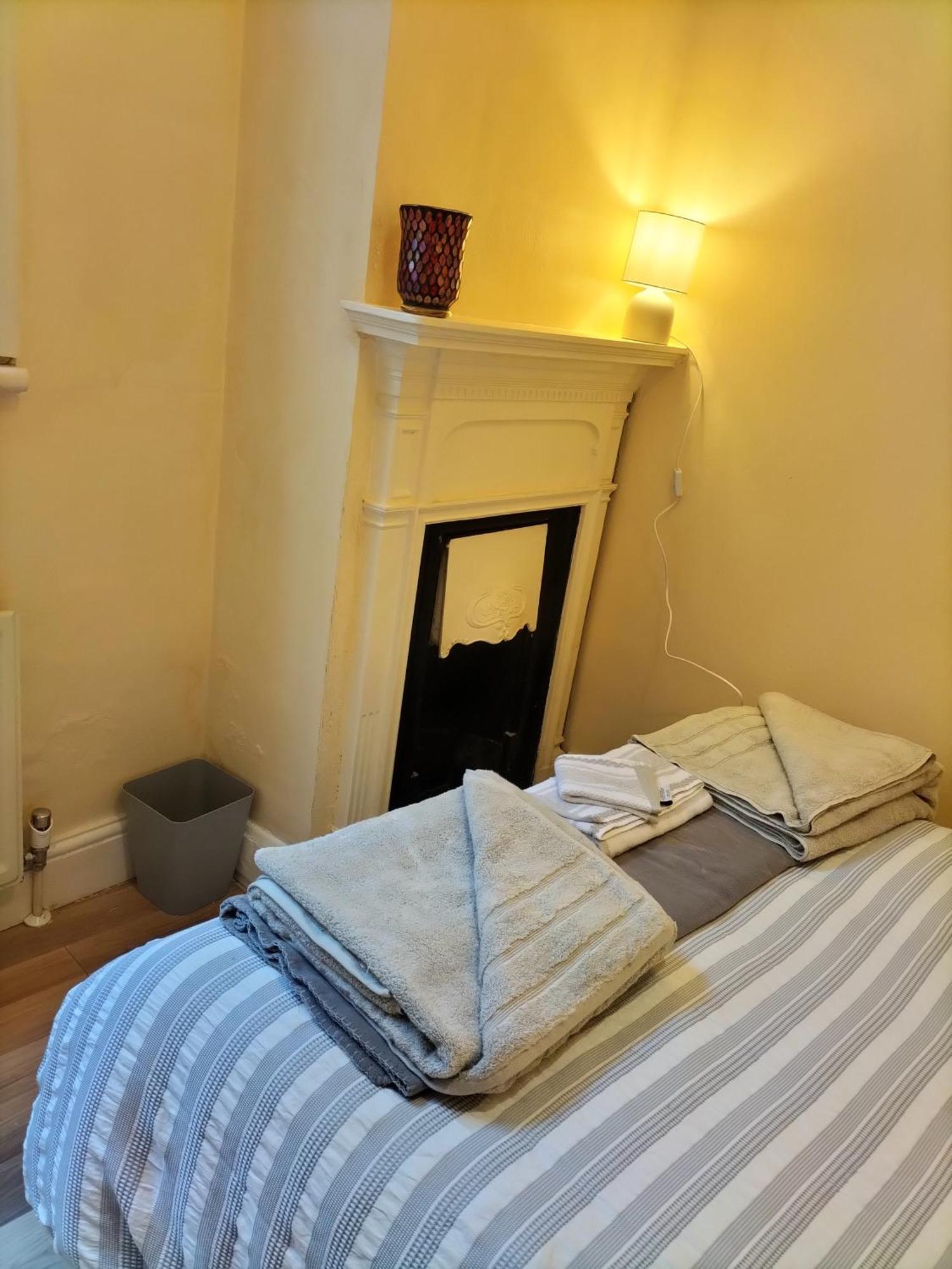 4 Bedroom Ground Floor For Up To 7 Guests Apartment London