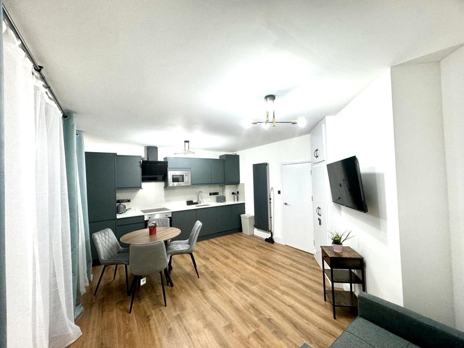 Centre One Bedroom Next To Station, Newly Renovated Apartamento
