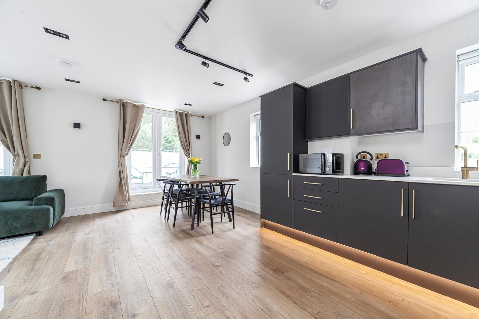 Apartment Arte - Serviced For Leisure And Business - Private Parking - 12 Minutes Walking From Wembley Stadium *
