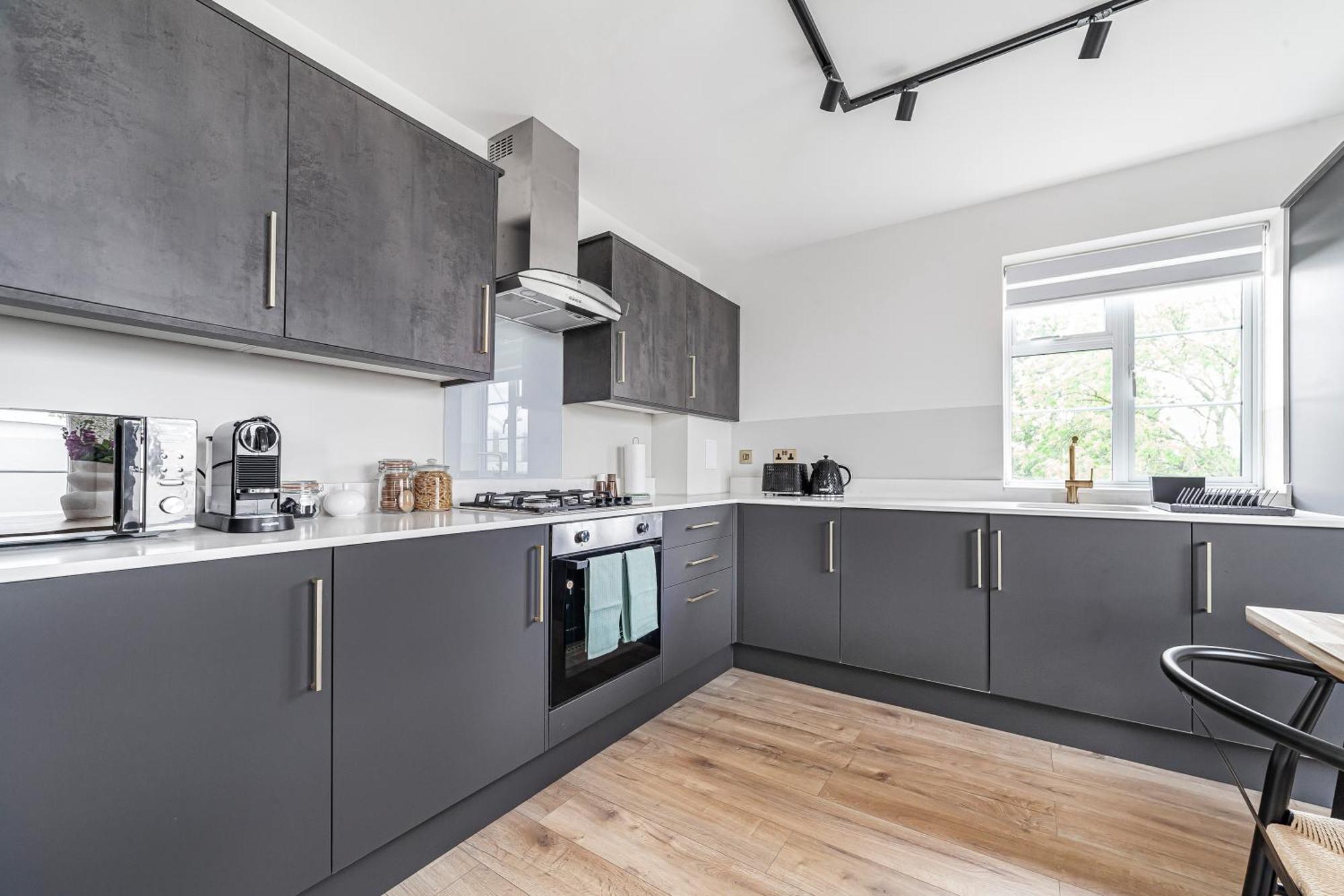 Apartment Arte - Serviced For Leisure And Business - Private Parking - 12 Minutes Walking From Wembley Stadium *