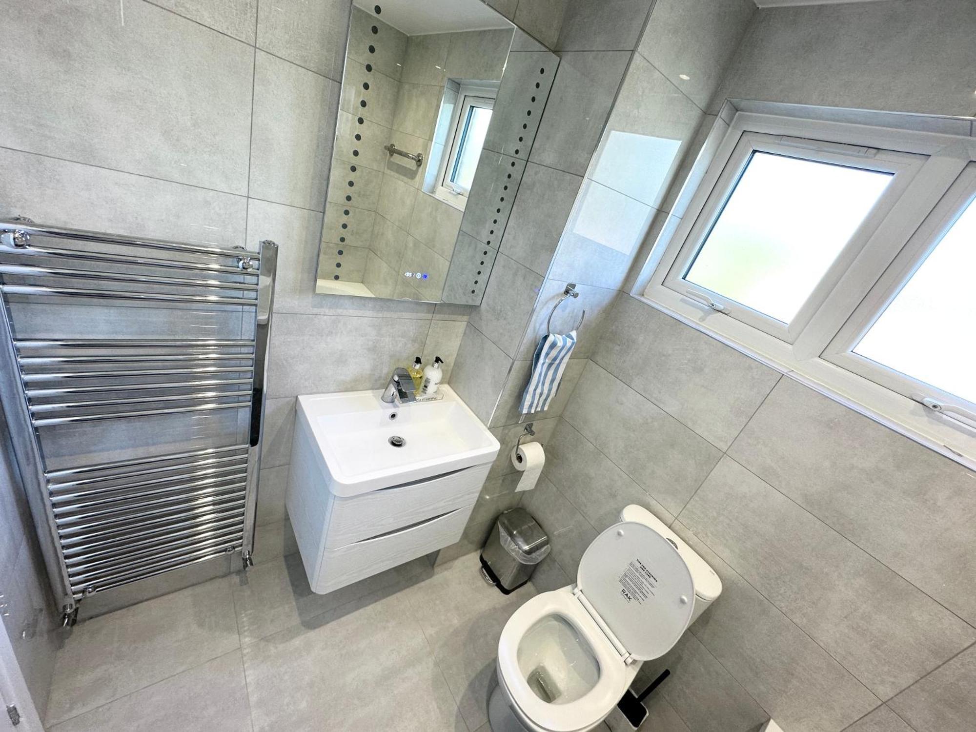 Newly Renovated Bedrooms Near Train And Bus Station Apartment