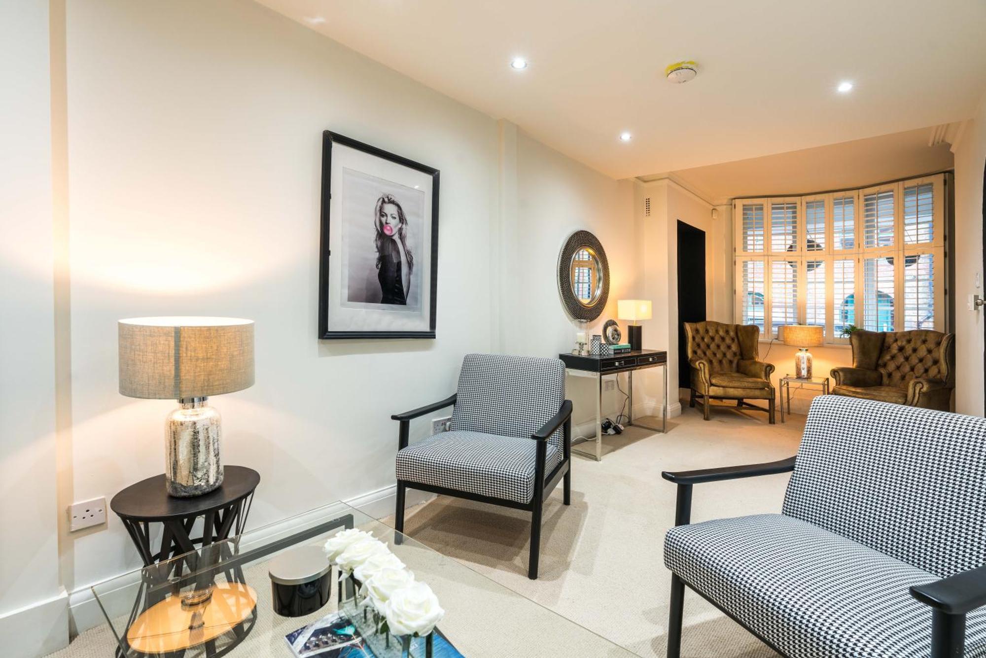 Buckinghampalace-belgravia-saintsjames-trafalgar Square-victoria