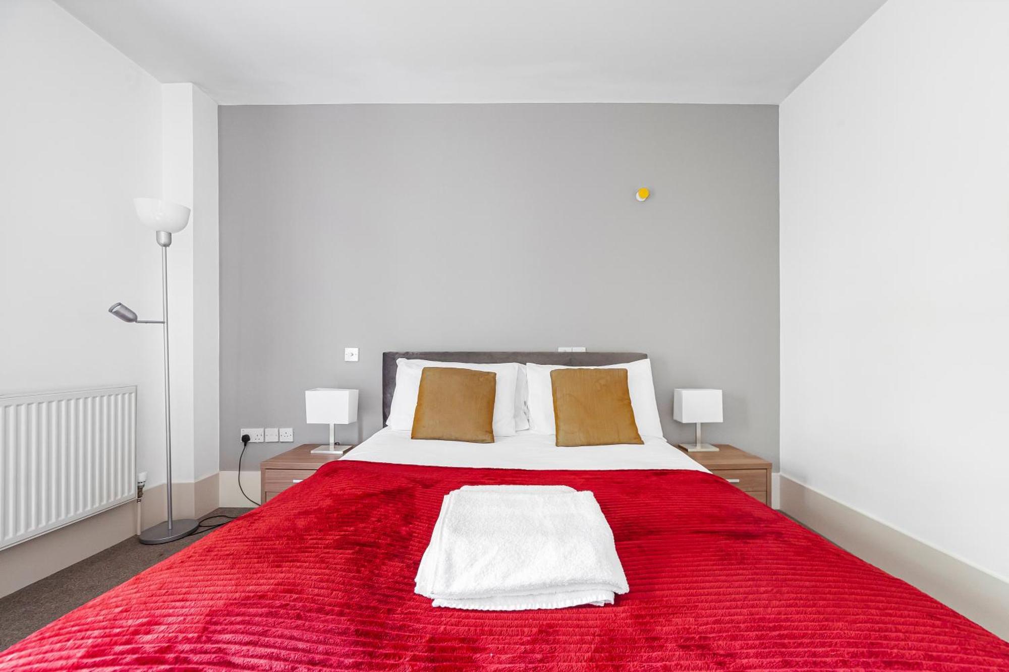 Deluxe Holborn Two Bedroom * London