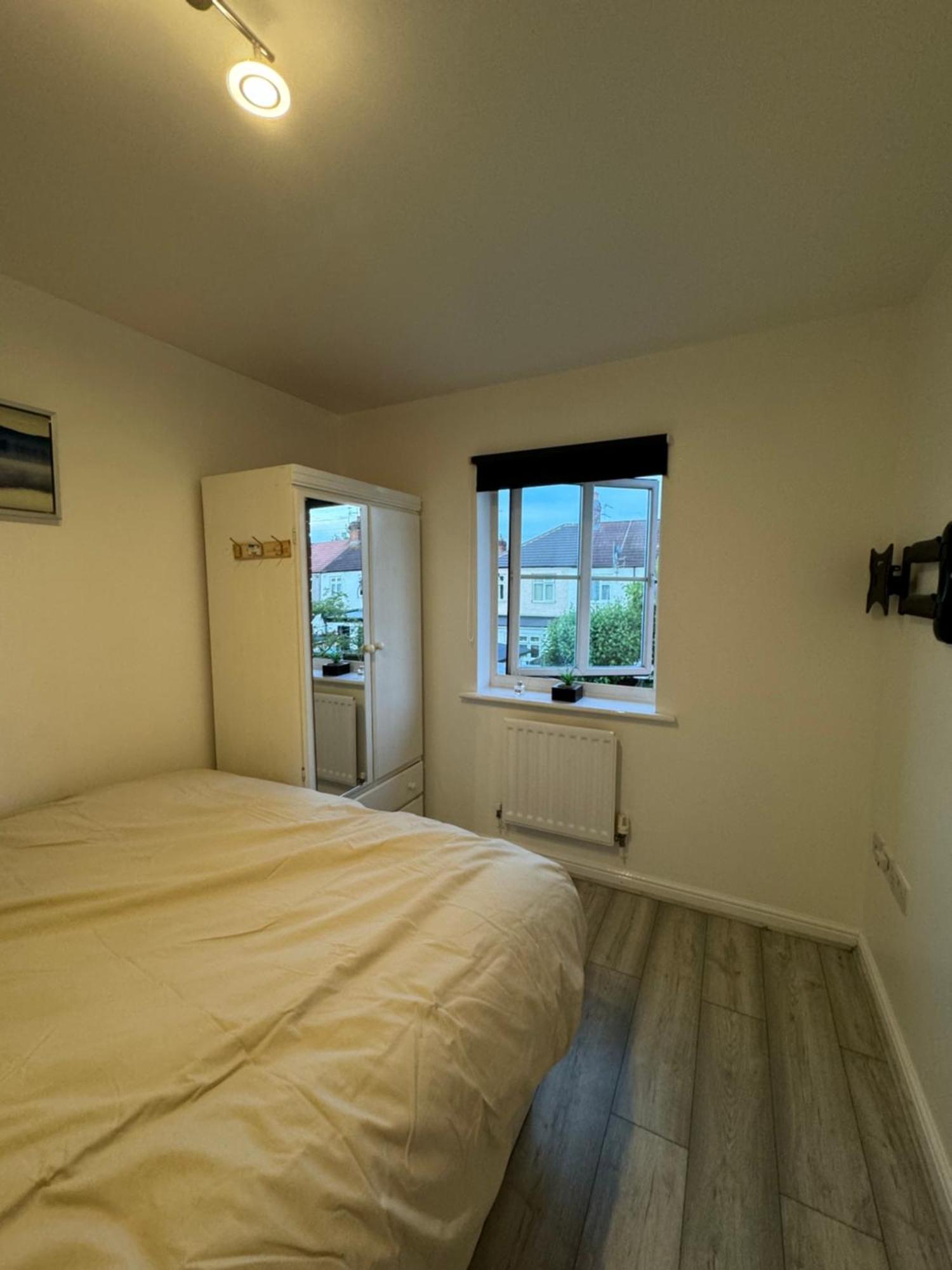 Spacious 3 Bedroom Home, With Private Driveway 5 Minutes From Excel Centre & Custom House Holiday home