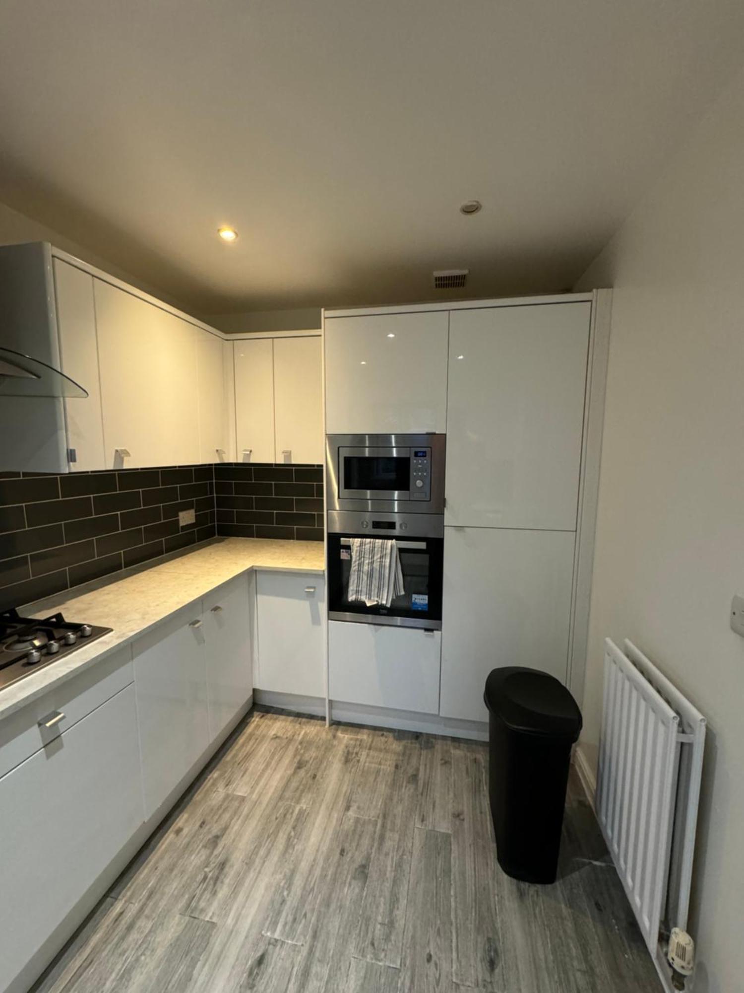 Spacious 3 Bedroom Home, With Private Driveway 5 Minutes From Excel Centre & Custom House Holiday home
