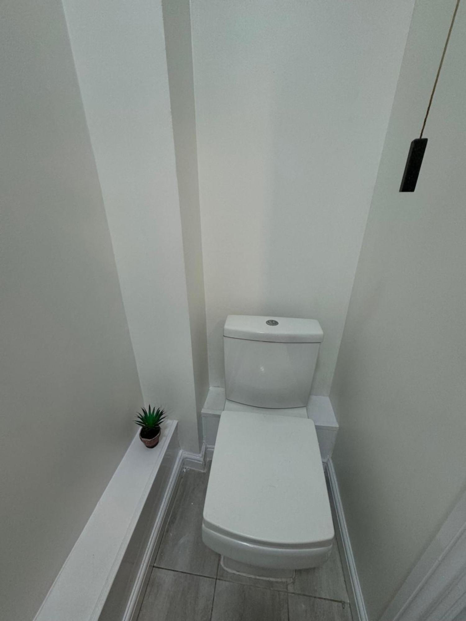 Holiday home Spacious 3 Bedroom Home, With Private Driveway 5 Minutes From Excel Centre & Custom House *