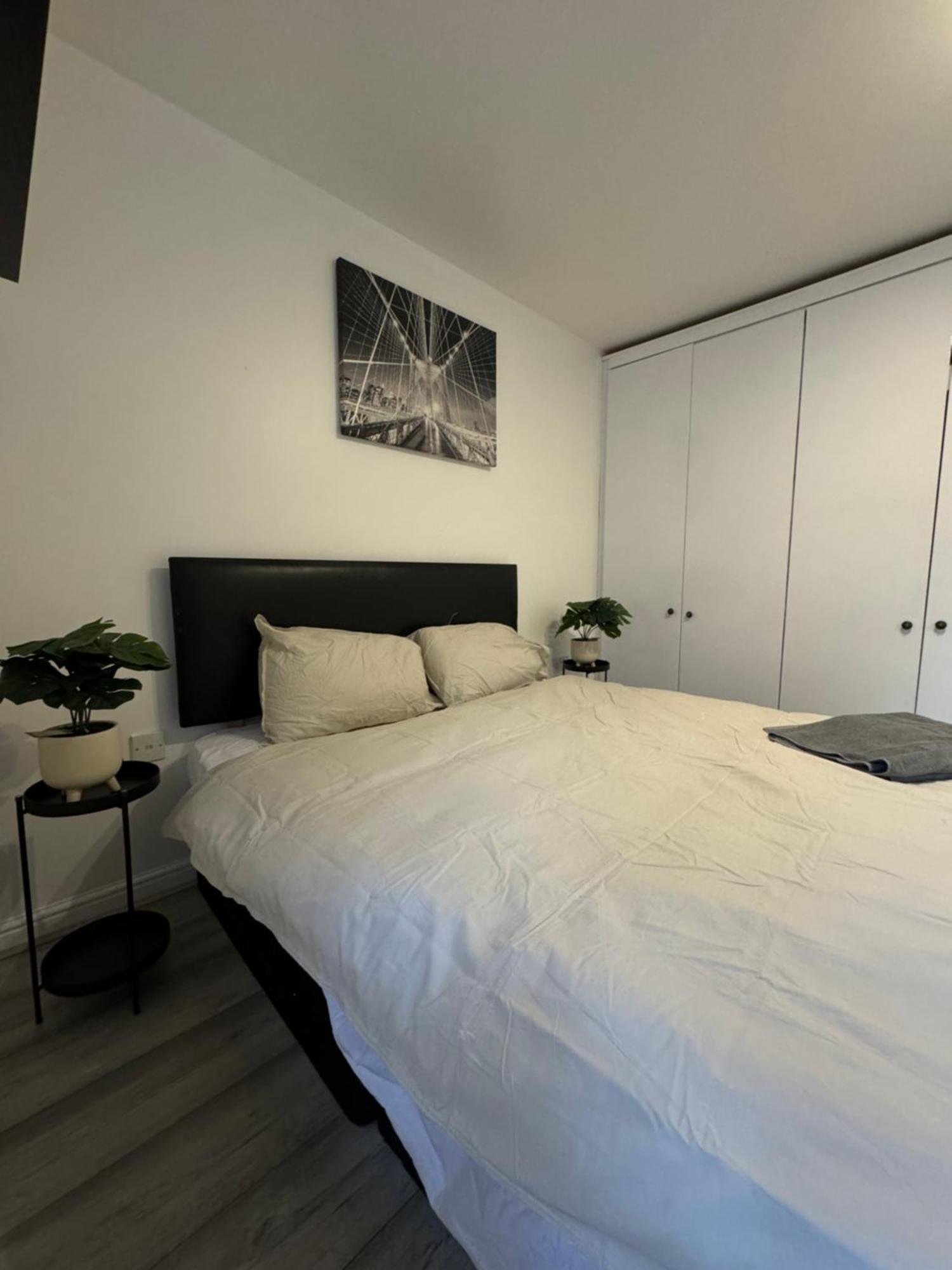 Holiday home Spacious 3 Bedroom Home, With Private Driveway 5 Minutes From Excel Centre & Custom House