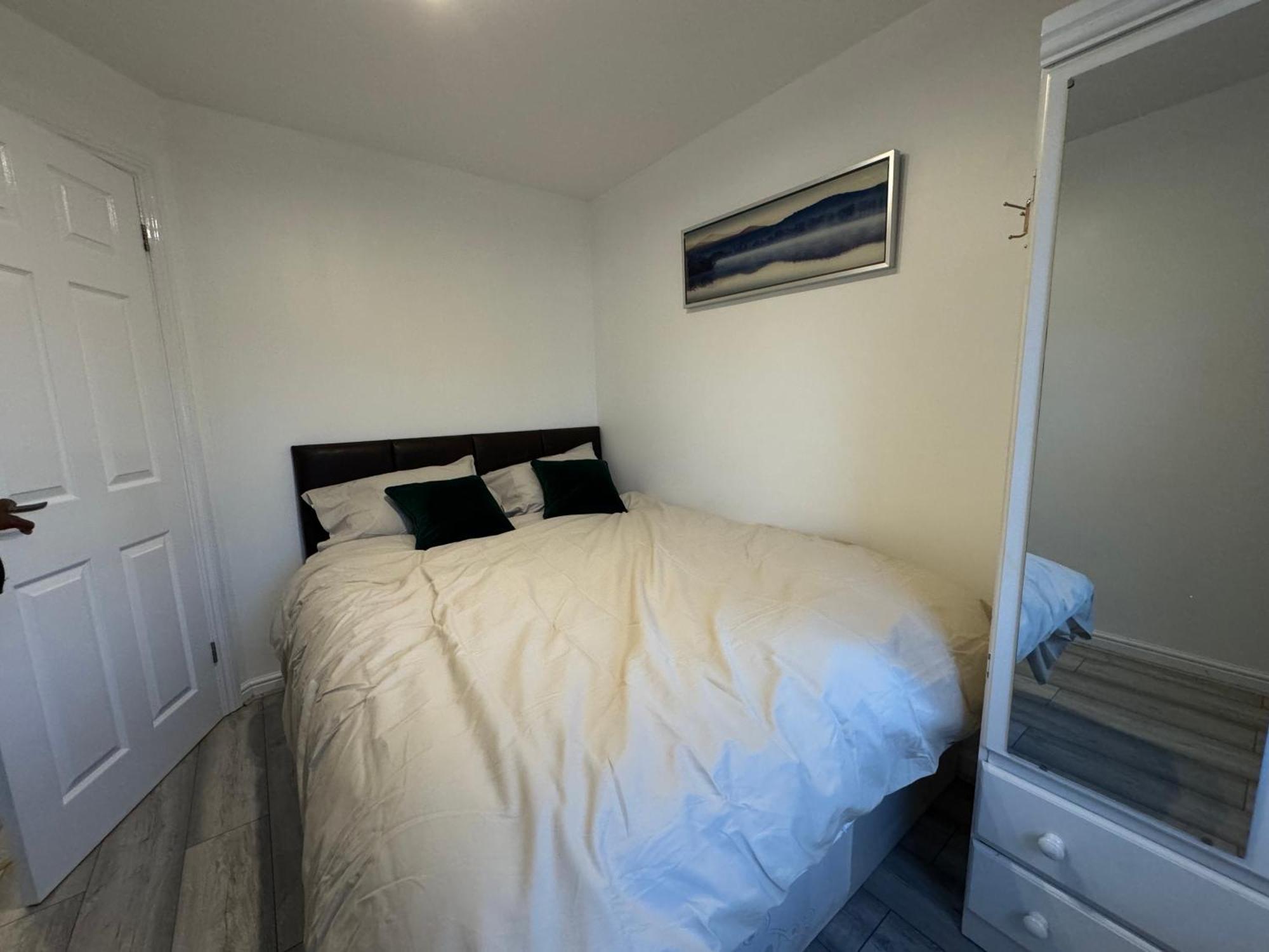 Spacious 3 Bedroom Home, With Private Driveway 5 Minutes From Excel Centre & Custom House Holiday home