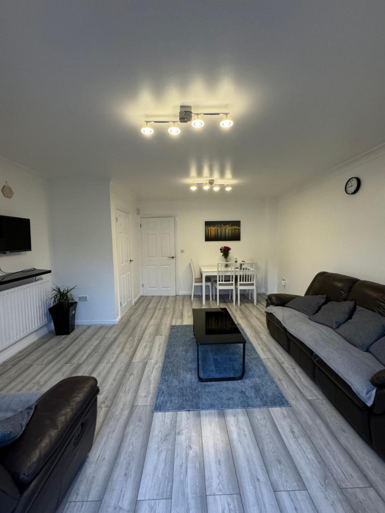 Holiday home Spacious 3 Bedroom Home, With Private Driveway 5 Minutes From Excel Centre & Custom House