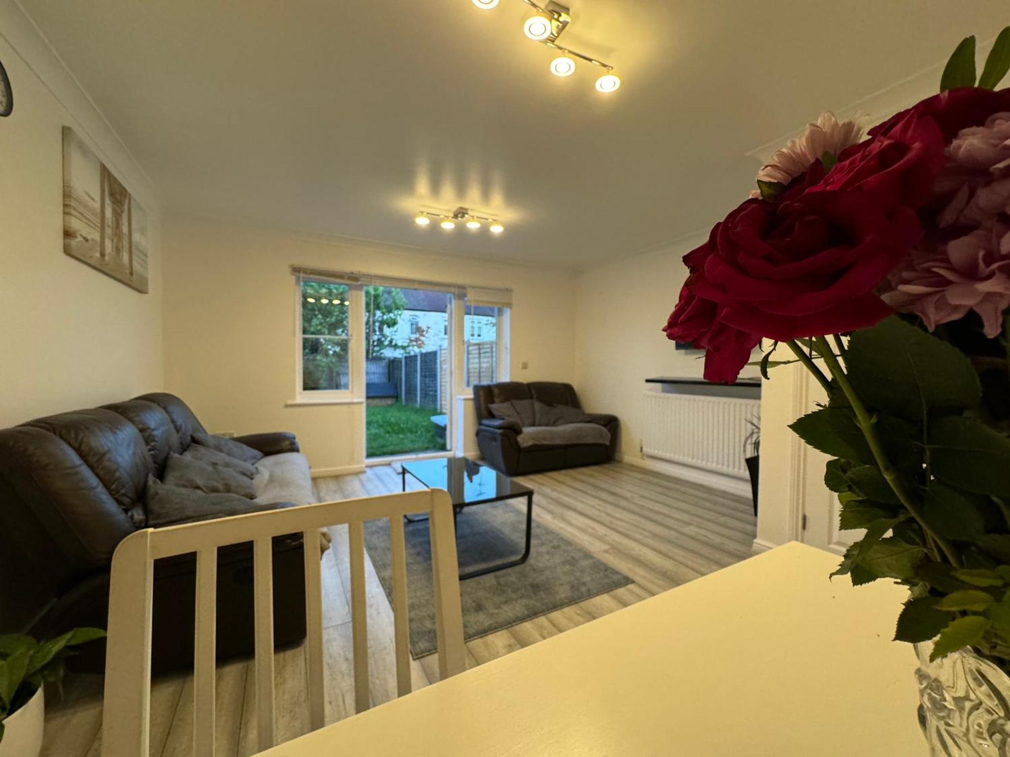 Spacious 3 Bedroom Home, With Private Driveway 5 Minutes From Excel Centre & Custom House Holiday home London