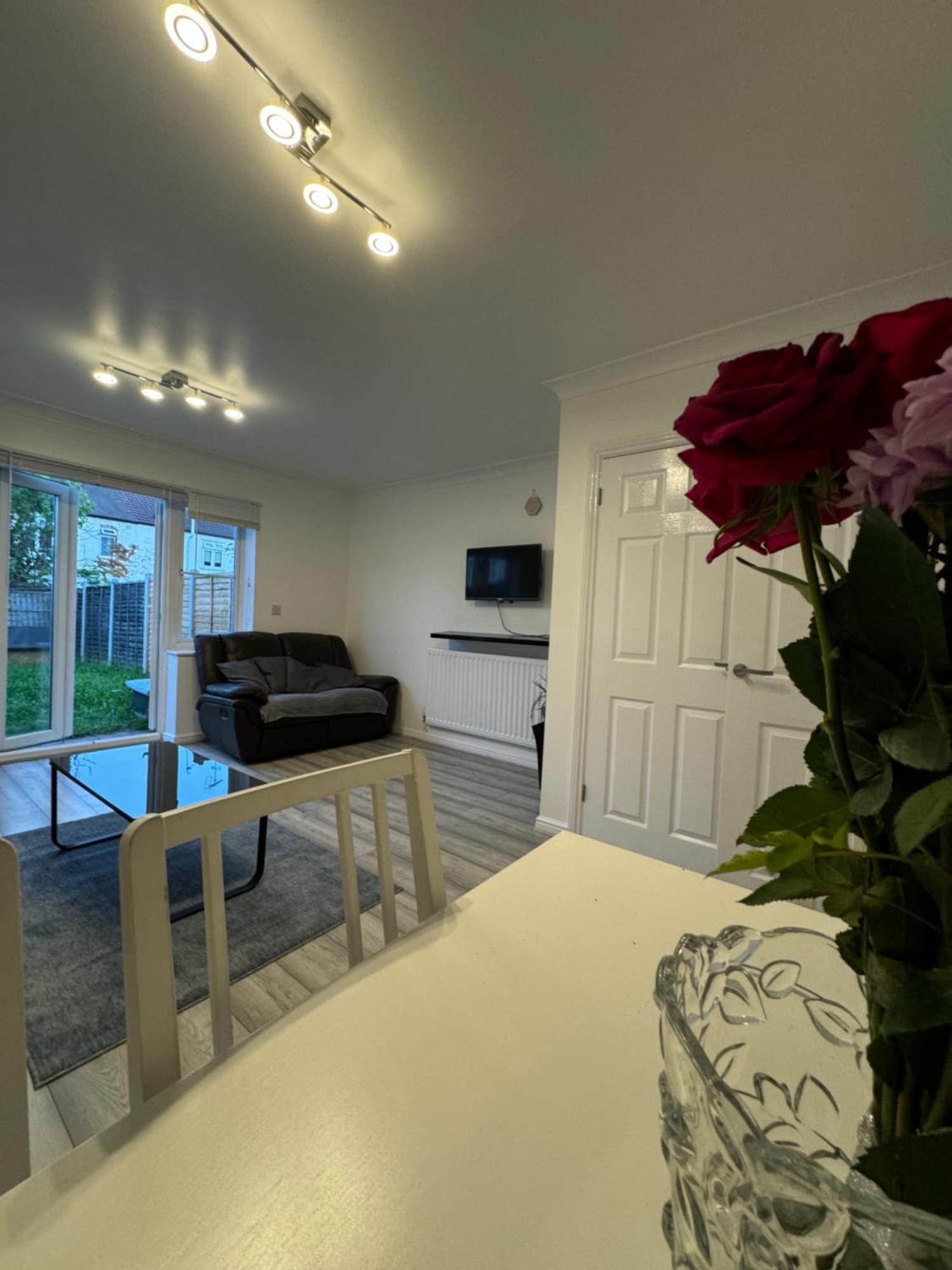 Holiday home Spacious 3 Bedroom Home, With Private Driveway 5 Minutes From Excel Centre & Custom House *