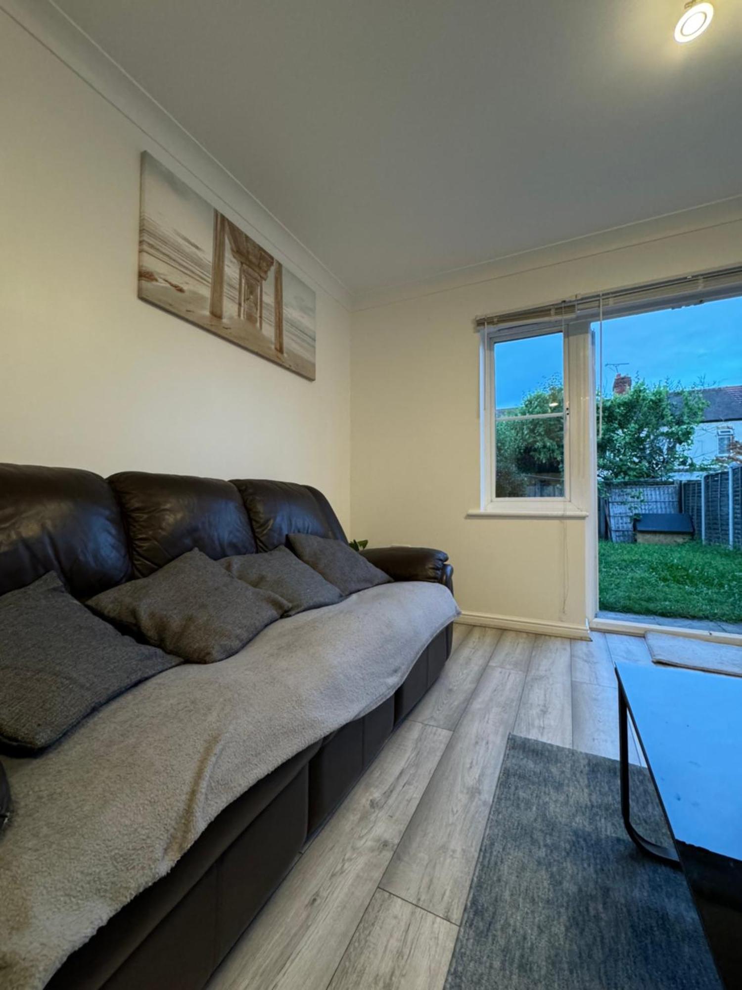 Spacious 3 Bedroom Home, With Private Driveway 5 Minutes From Excel Centre & Custom House Holiday home *