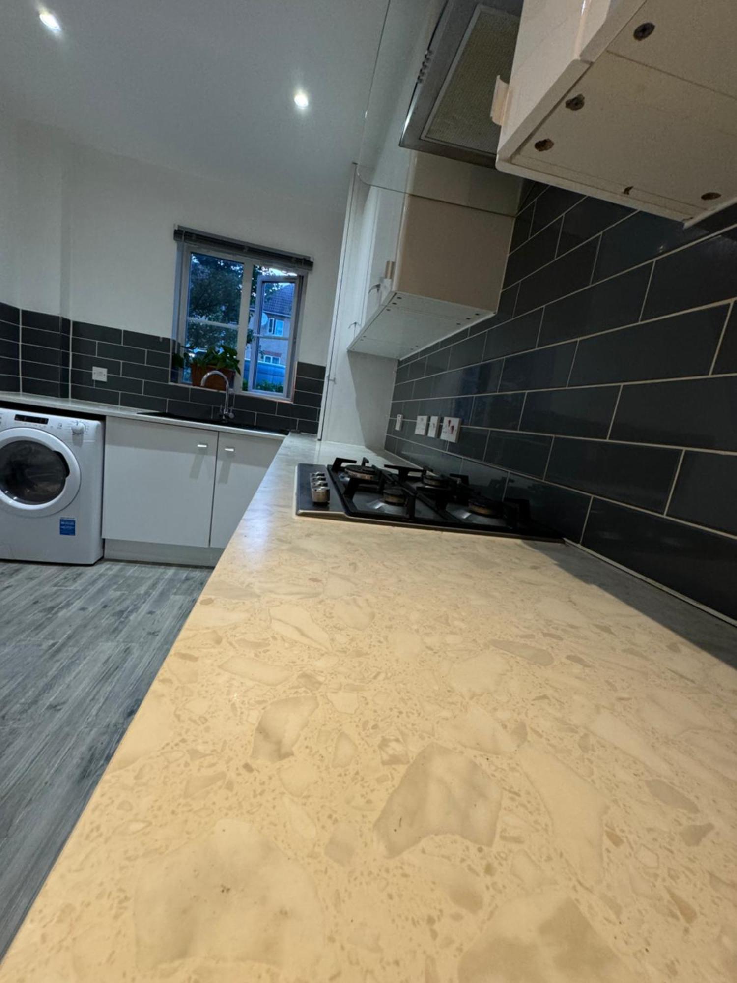 Holiday home Spacious 3 Bedroom Home, With Private Driveway 5 Minutes From Excel Centre & Custom House *