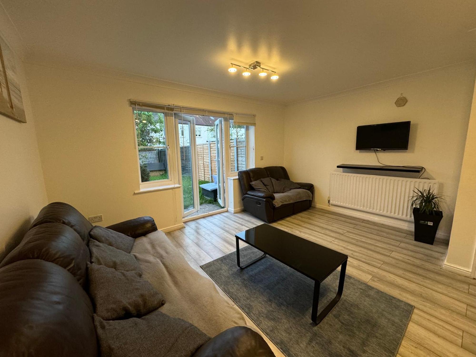 Spacious 3 Bedroom Home, With Private Driveway 5 Minutes From Excel Centre & Custom House Holiday home *
