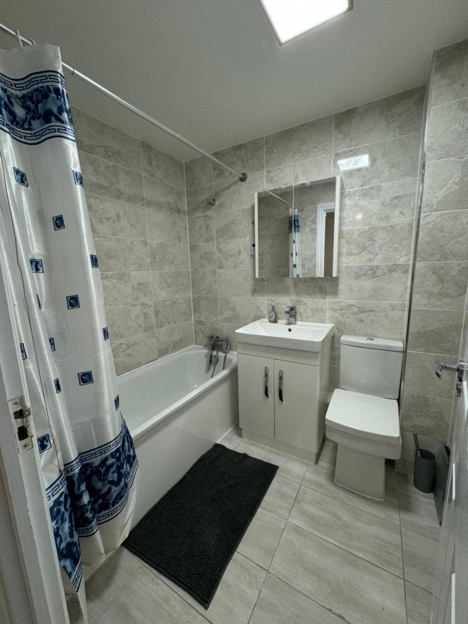 Spacious 3 Bedroom Home, With Private Driveway 5 Minutes From Excel Centre & Custom House Holiday home