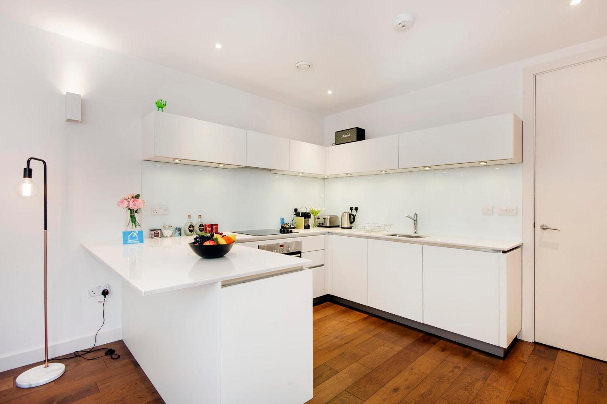 Vibrant 2br Retreat In Baker Street Apartment