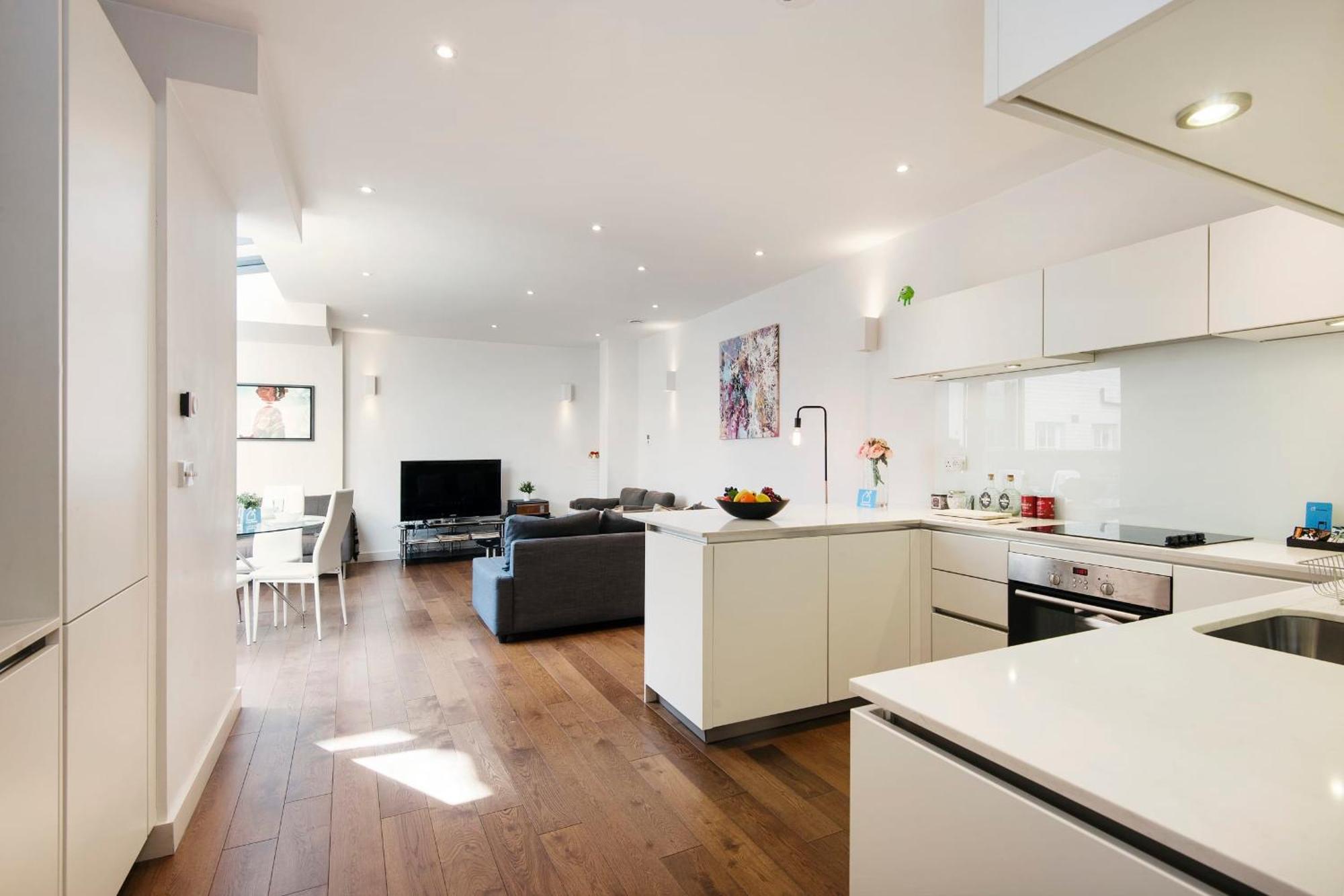 Vibrant 2br Retreat In Baker Street Apartment *