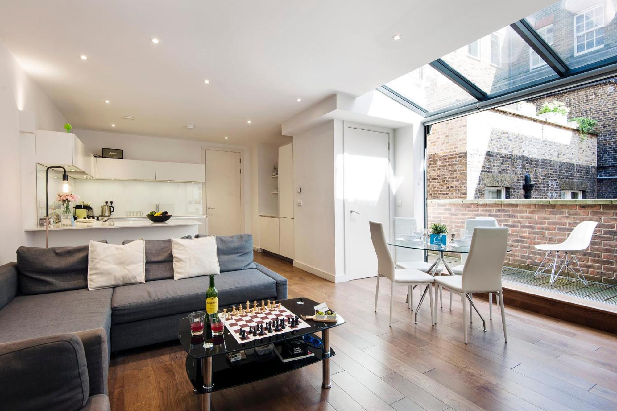 Vibrant 2br Retreat In Baker Street Apartment