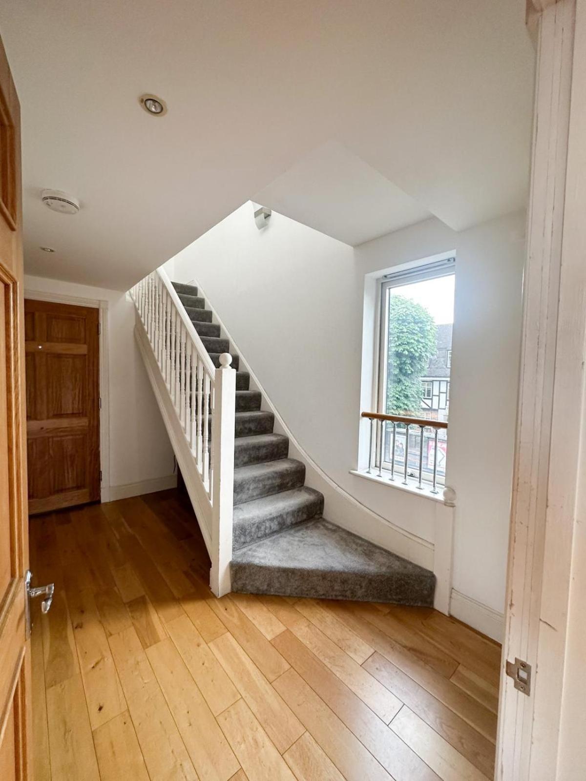 Clapham Court Penthouse Apartment *