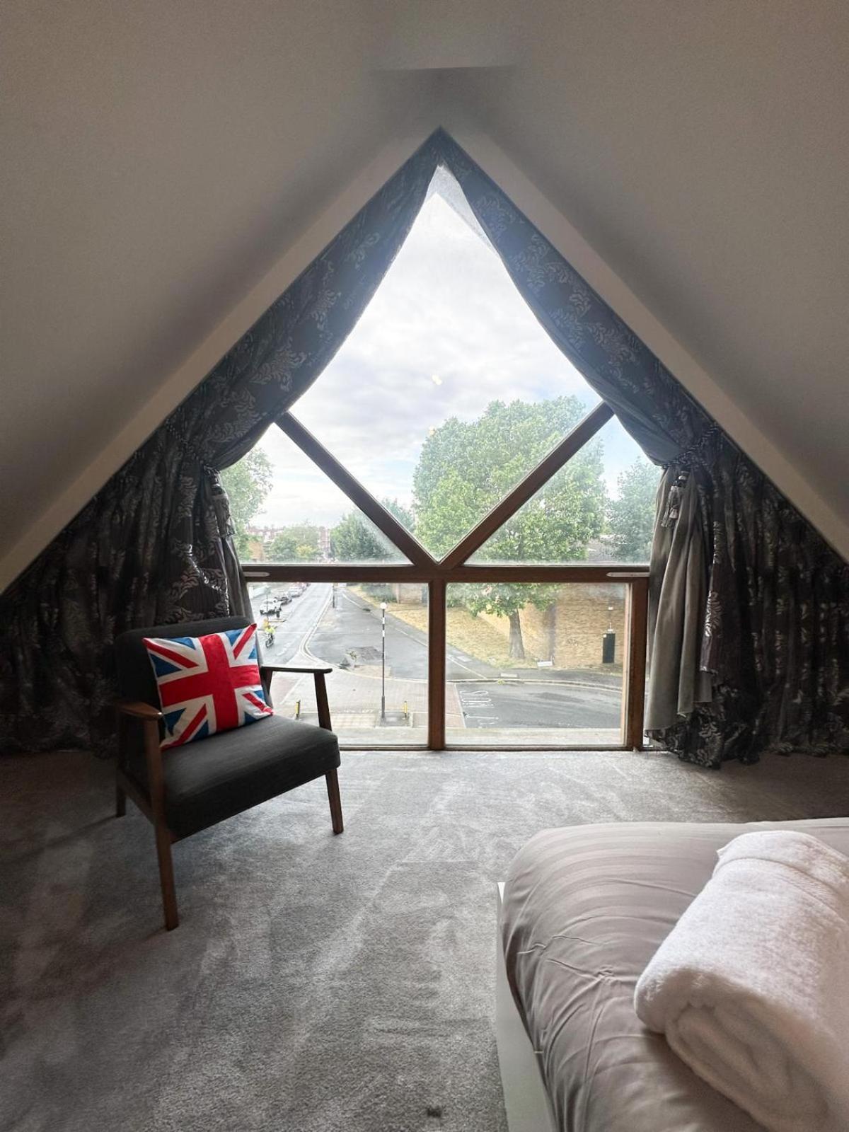Clapham Court Penthouse Apartment *