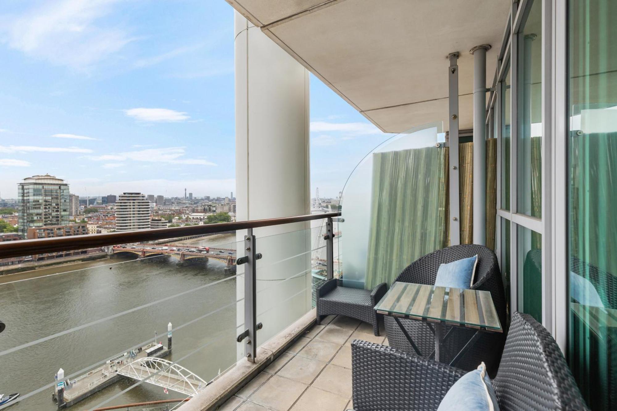 Incredible Skyline Riverview Zone 1 Apartment