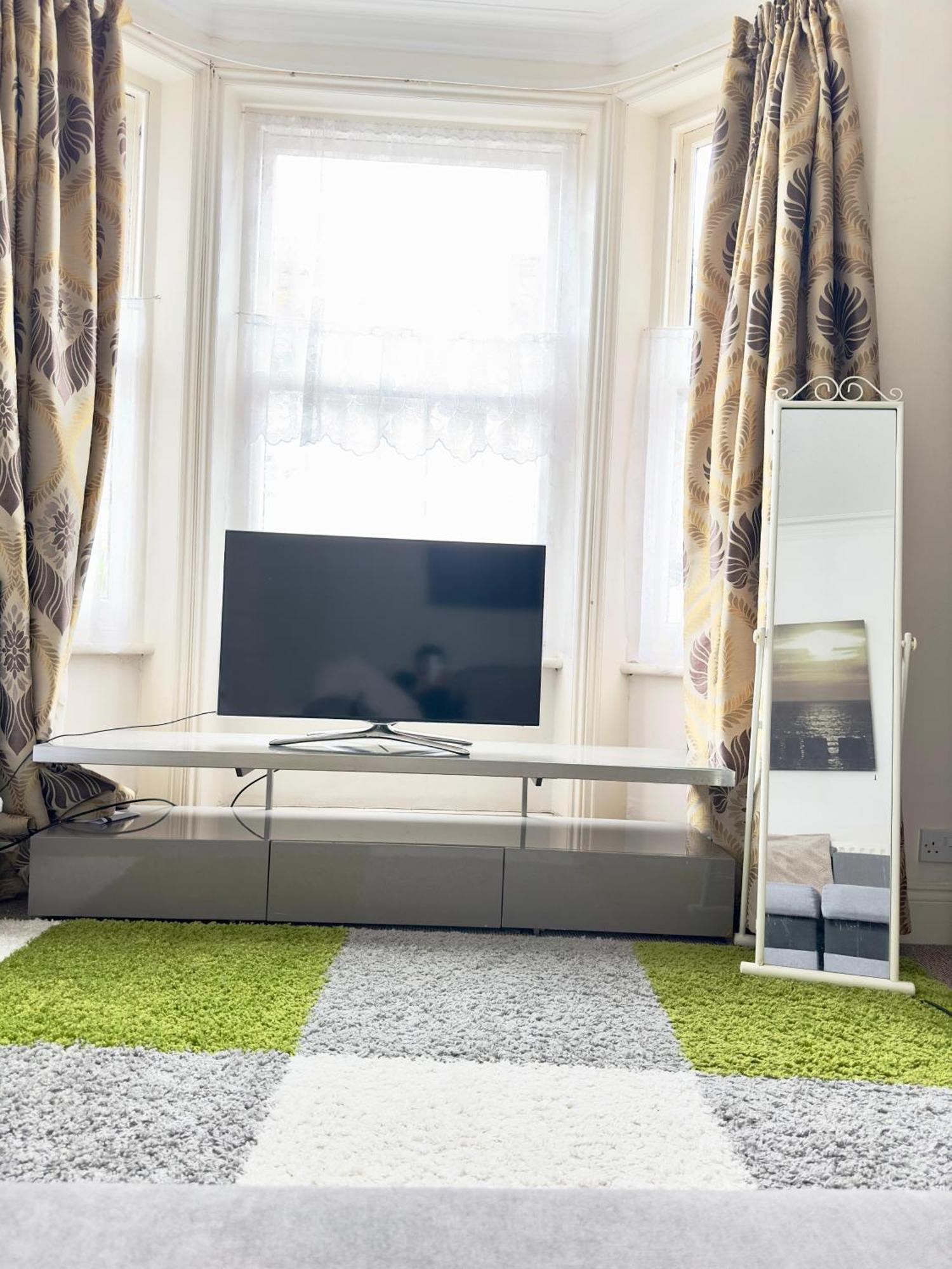 Budget 2 Bedroom Close To Hyde Park * Londres