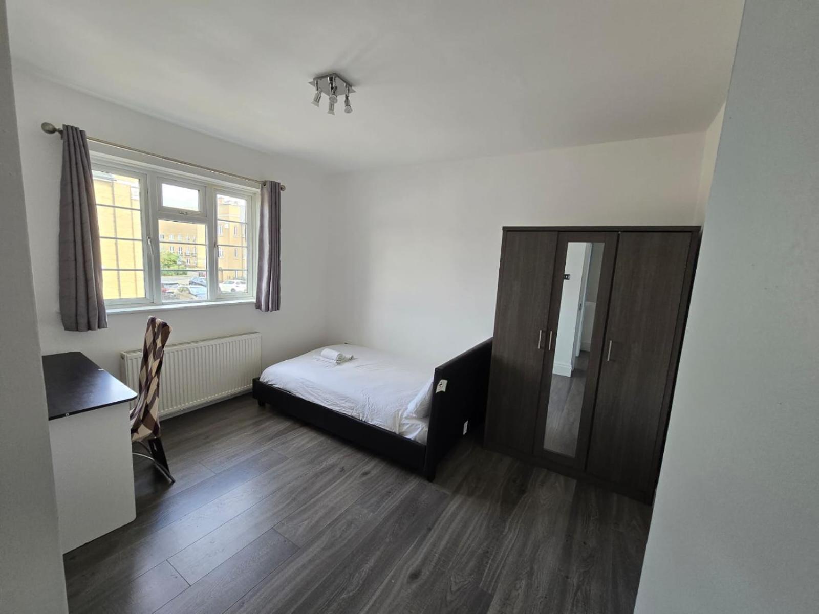 In Guest - Limehouse Townhomes Modern Spacious Serviced Double Guest house London