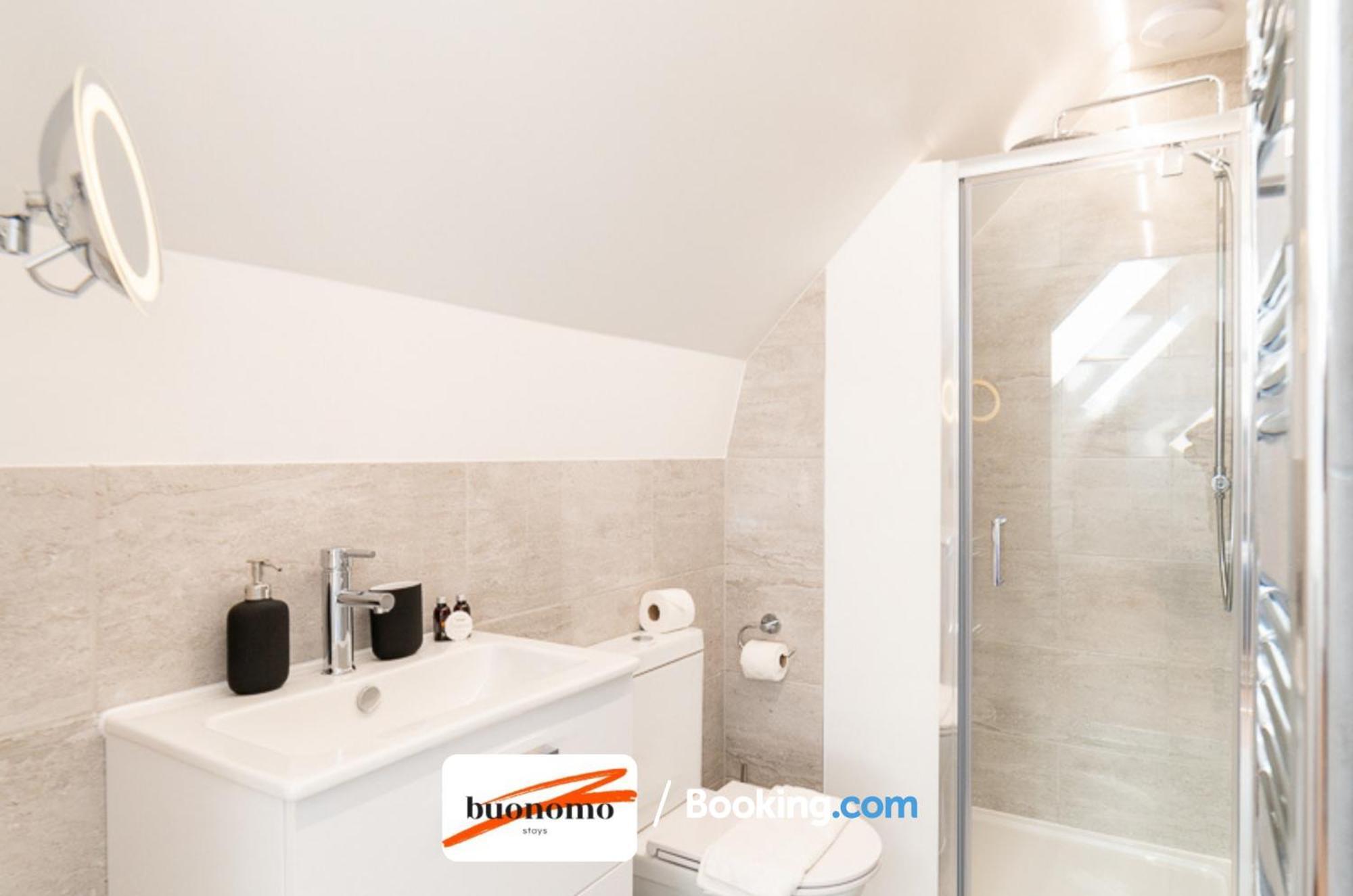 Two Bedroom At Buonomo Short Lets & Serviced * Londres