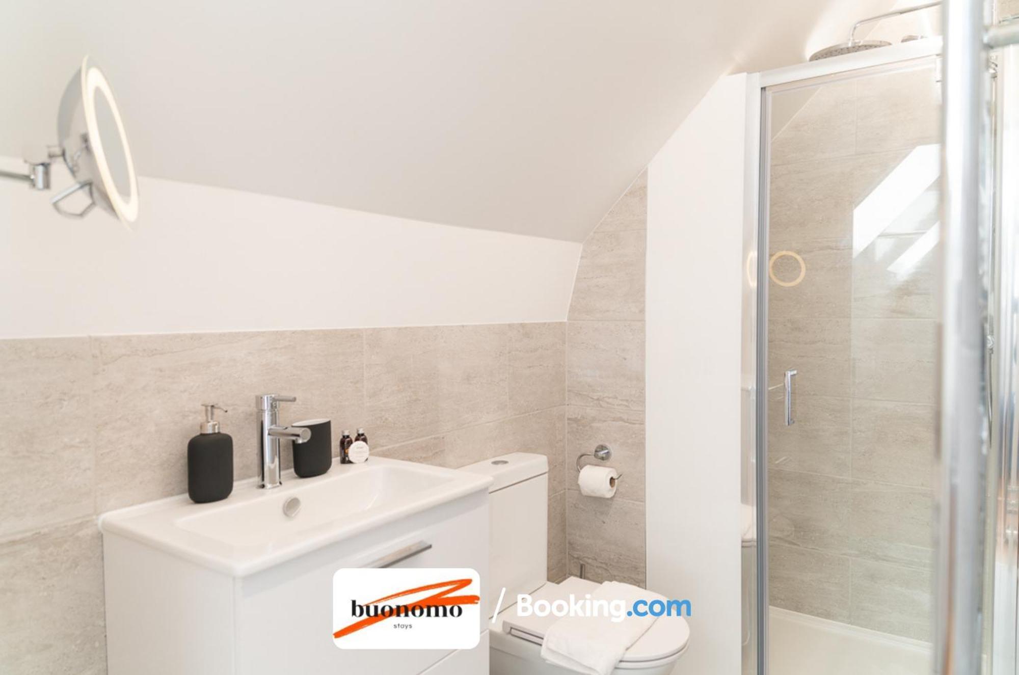 Two Bedroom At Buonomo Short Lets & Serviced * Londres