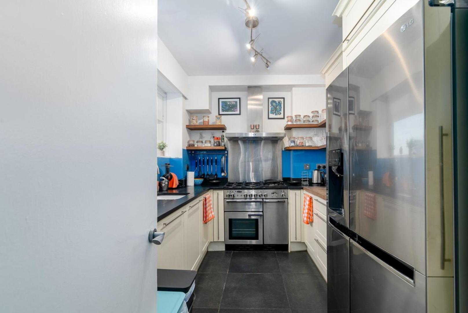 Guestready - Vibrant Near Eye London