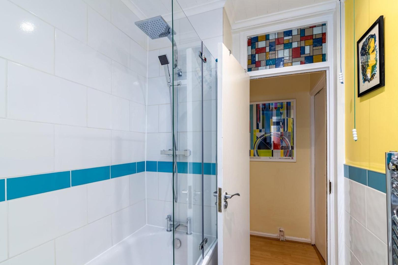 Guestready - Vibrant Near Eye London