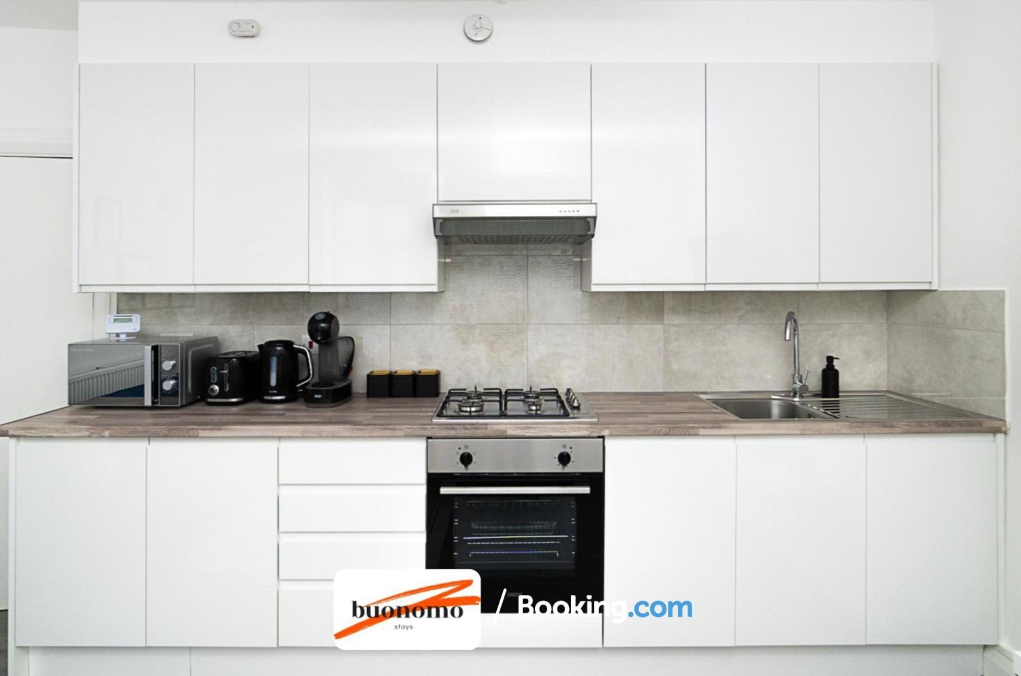 Three Bedroom At Buonomo Short Lets & Serviced With Netflix & Games Apartamento Londres
