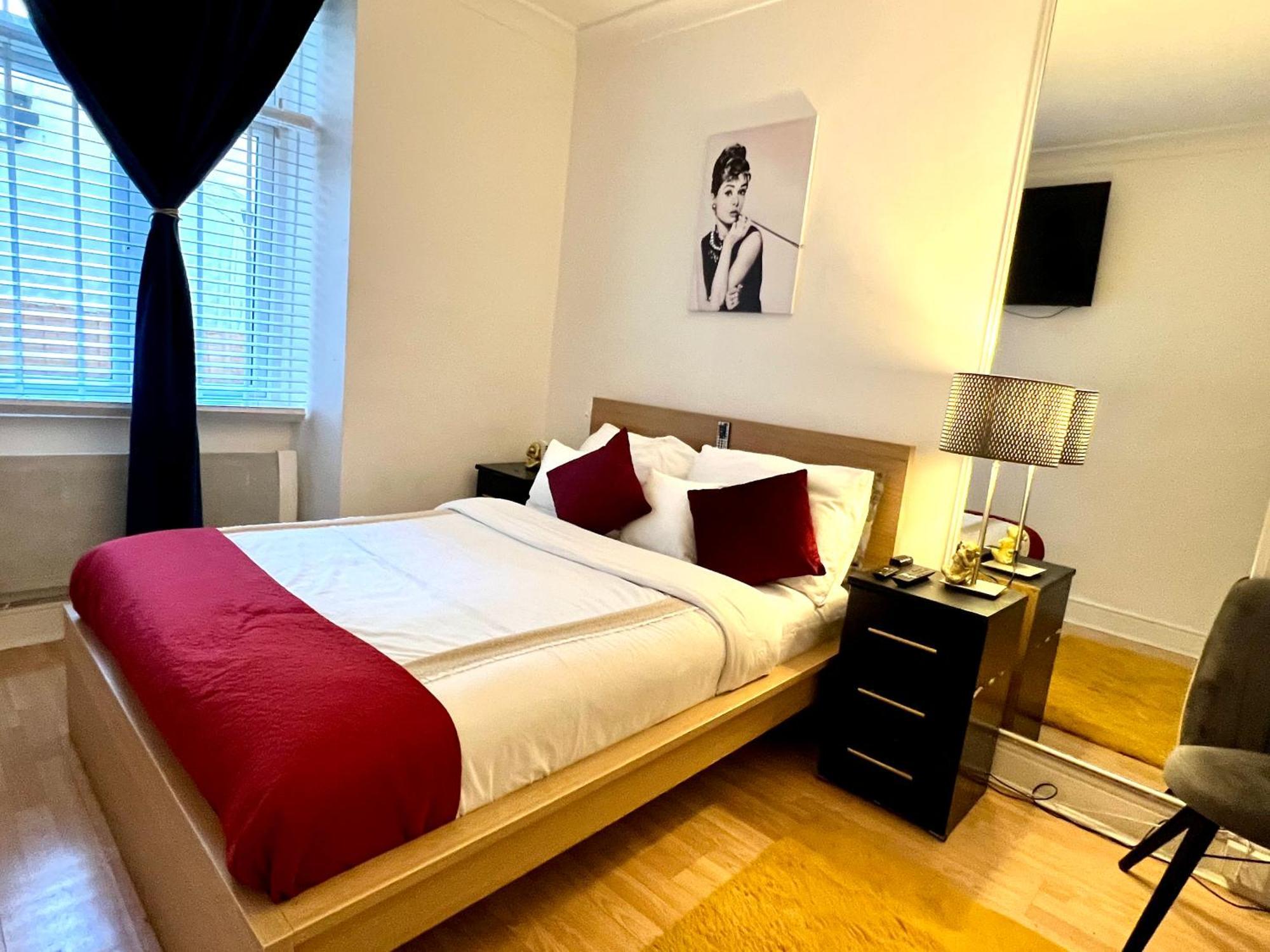 Knightsbridge One Bedroom Flat * London