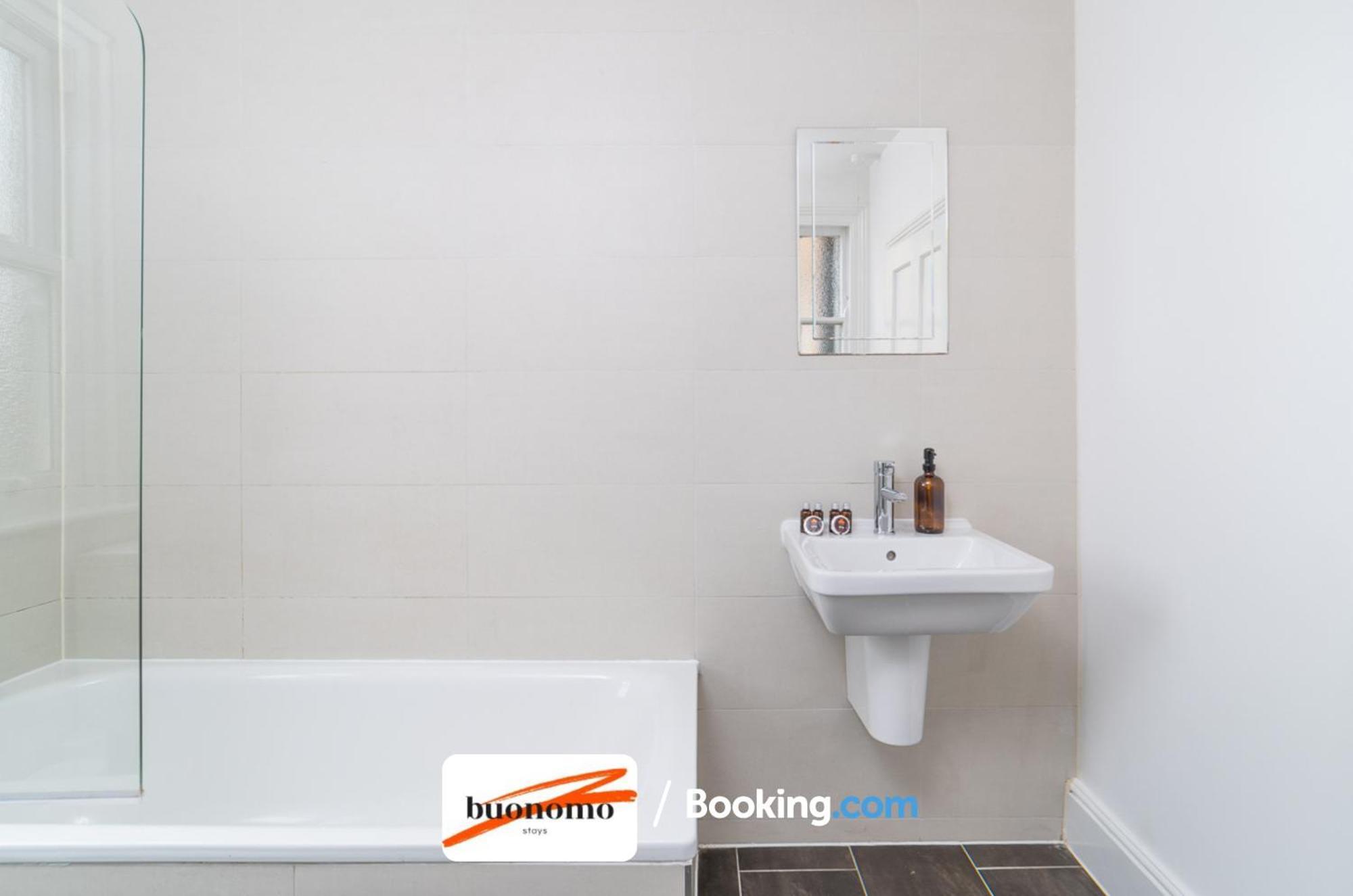 Apartment Three Bedroom At Buonomo Short Lets & Serviced Close To Wimbledon Tennis Courts