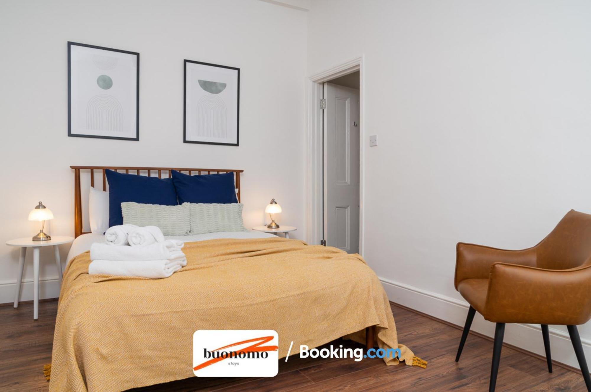 Three Bedroom At Buonomo Short Lets & Serviced Close To Wimbledon Tennis Courts Apartment *