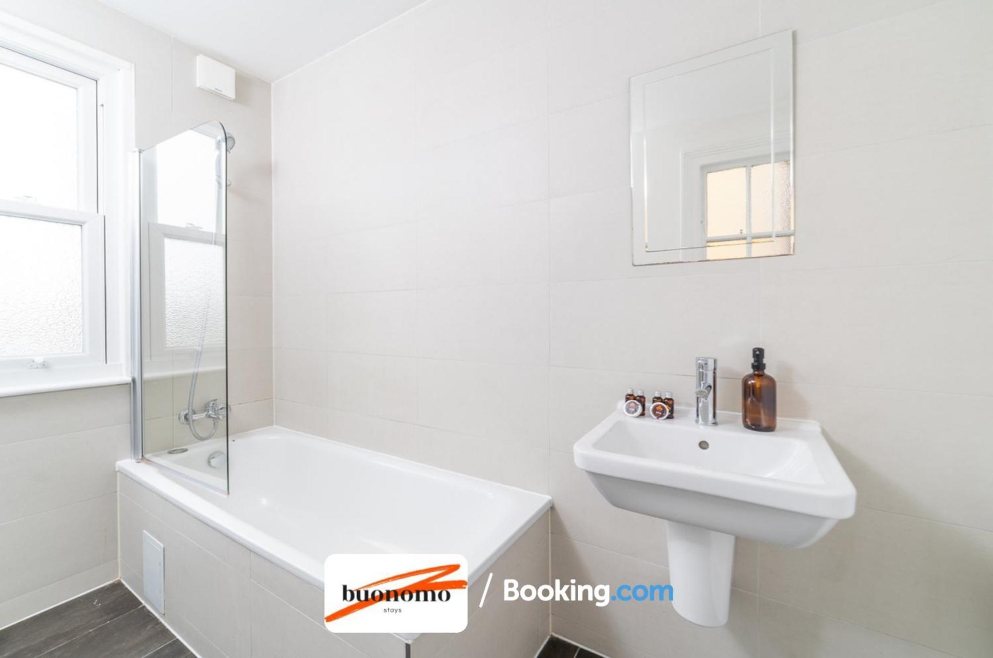 Apartment Three Bedroom At Buonomo Short Lets & Serviced Close To Wimbledon Tennis Courts *