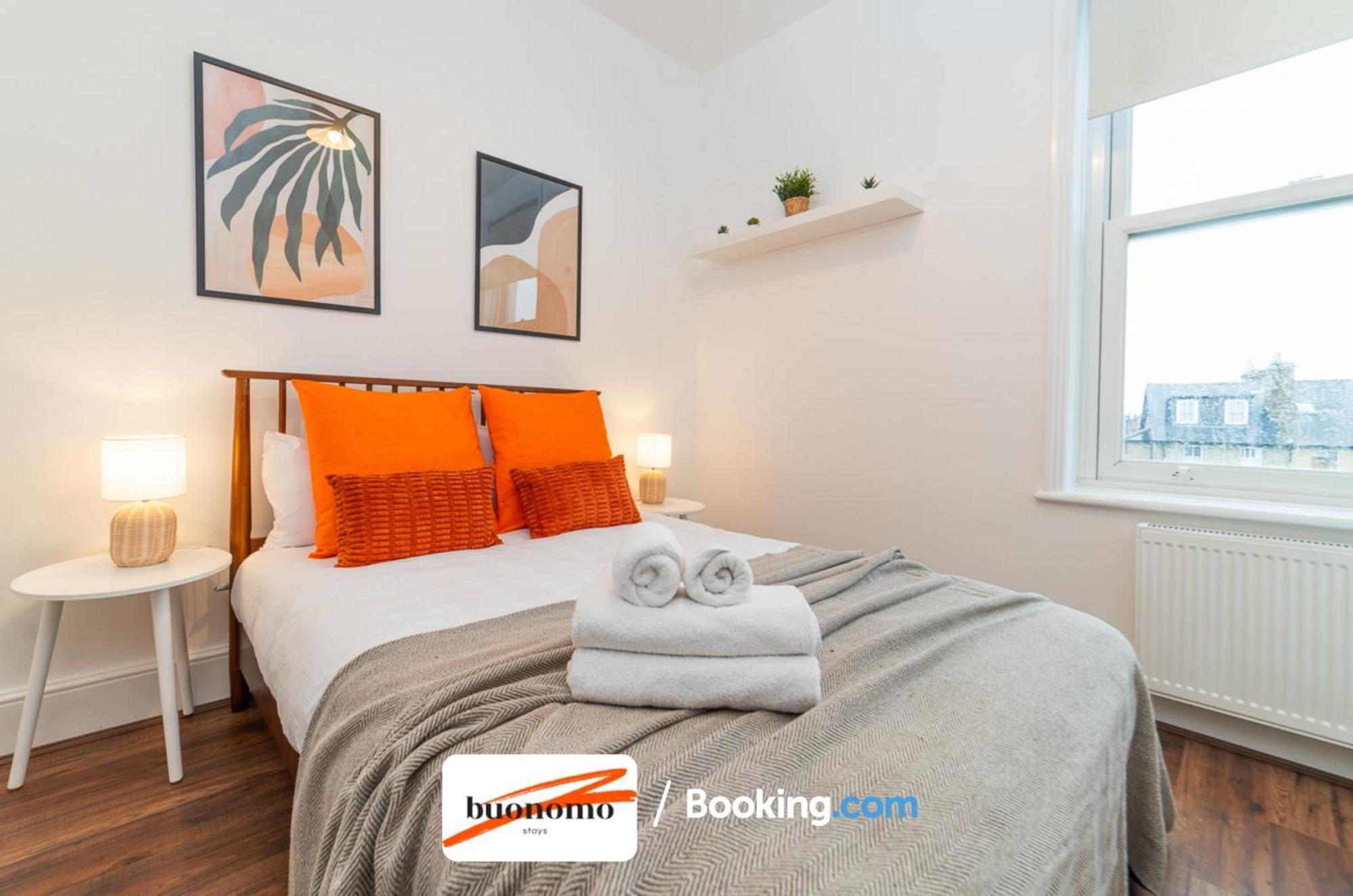 Three Bedroom At Buonomo Short Lets & Serviced Close To Wimbledon Tennis Courts *