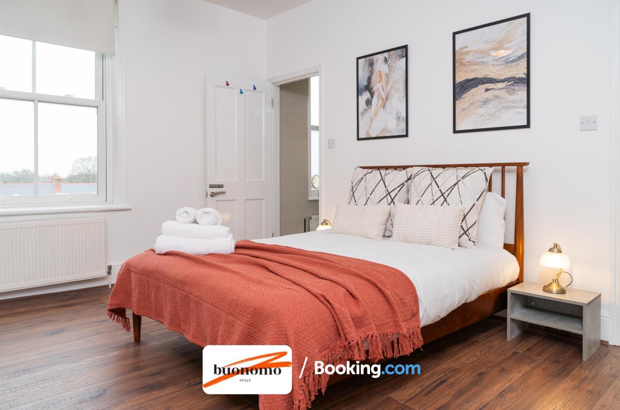 Three Bedroom At Buonomo Short Lets & Serviced Close To Wimbledon Tennis Courts Apartment *