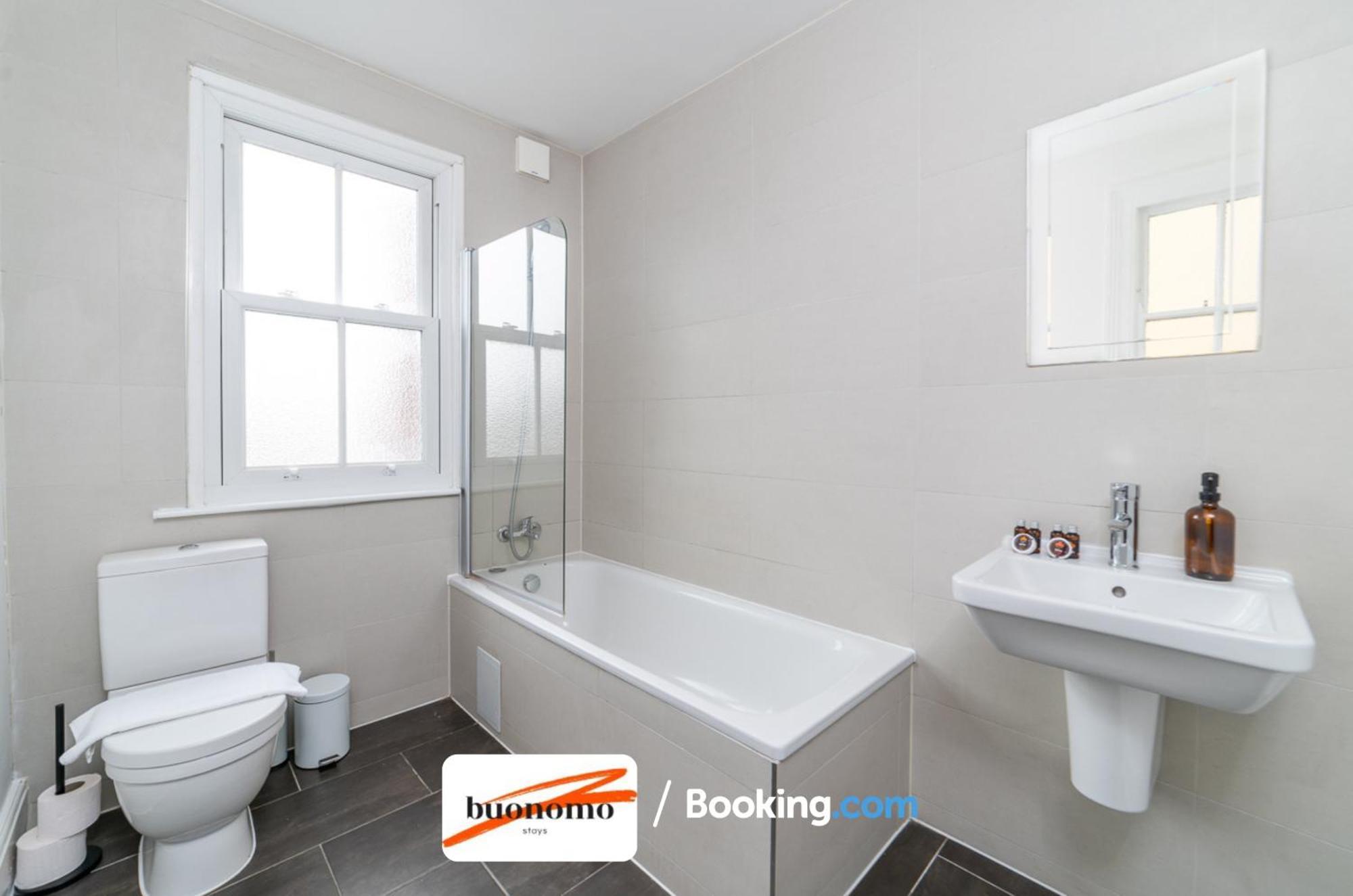 Three Bedroom At Buonomo Short Lets & Serviced Close To Wimbledon Tennis Courts Apartment London