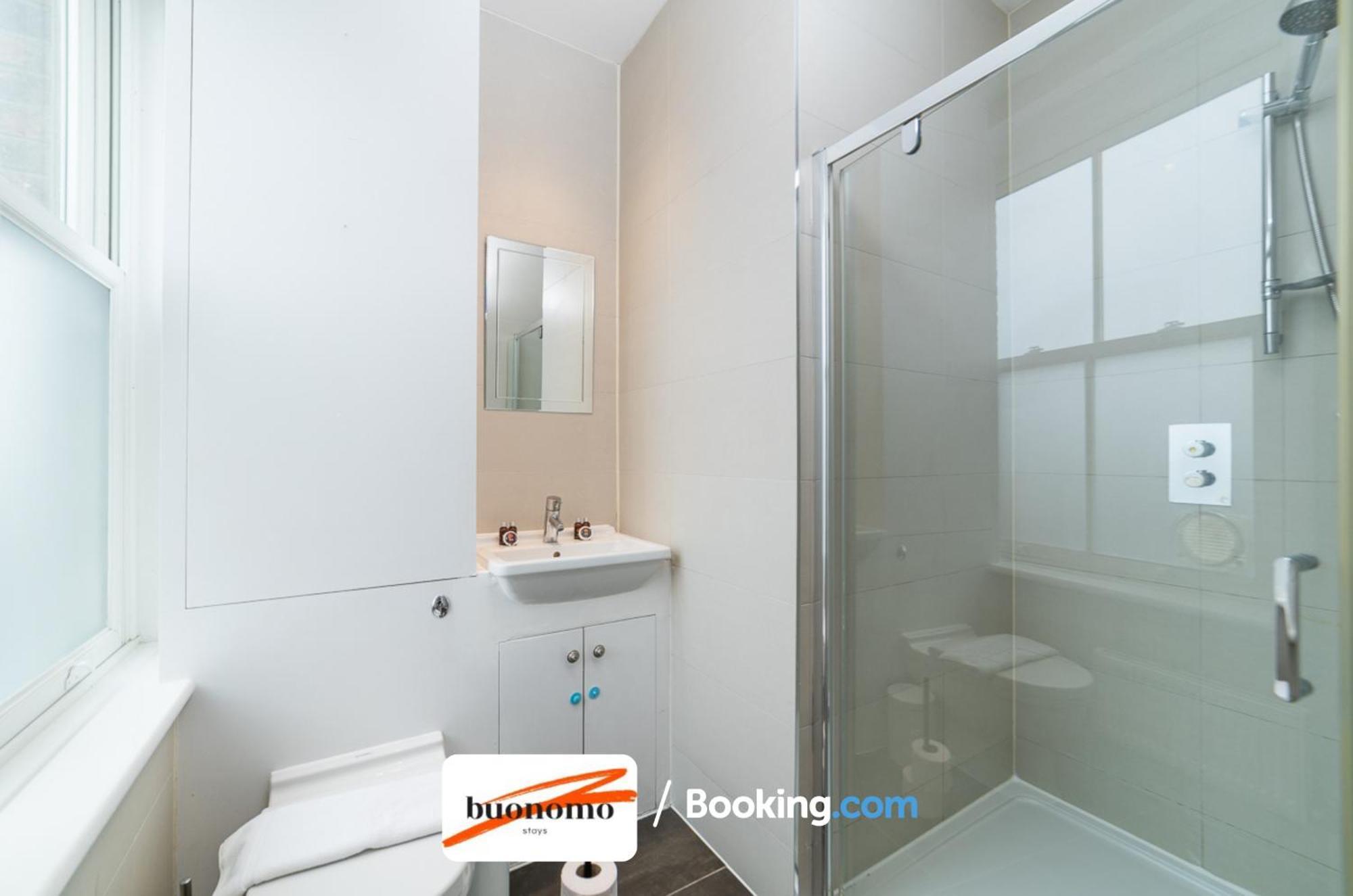 Apartment Three Bedroom At Buonomo Short Lets & Serviced Close To Wimbledon Tennis Courts *