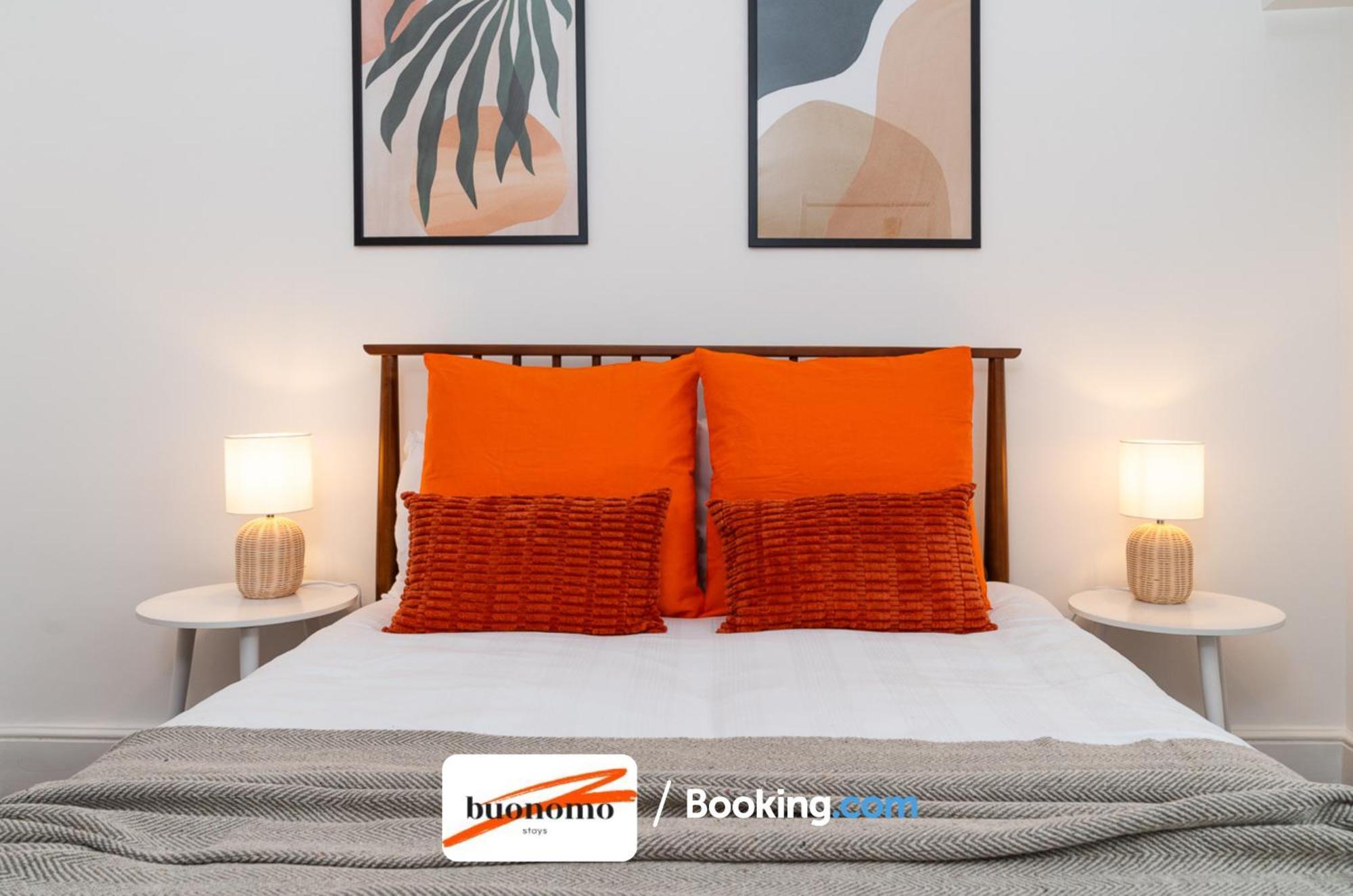 Three Bedroom At Buonomo Short Lets & Serviced Close To Wimbledon Tennis Courts Apartment *